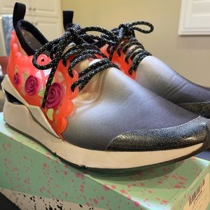 Puma women’s sneakers. Unique rose 🌹 design, super comfy, great condition!